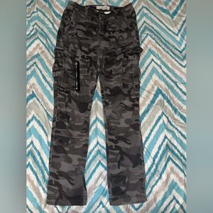 Cargo pants with pockets/zippers